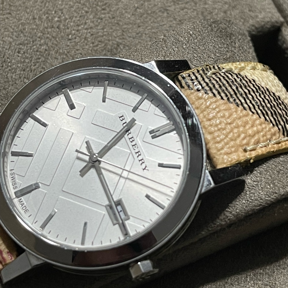 Burberry 38mm watch - Picture 3 of 6